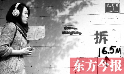 昨日，東方今報記者走訪農(nóng)業(yè)路沿線，看見“拆”字已上墻