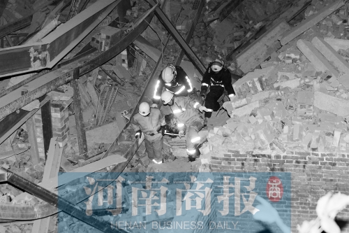 昨晚8點(diǎn)30分，消防員從廢墟中救出一名被埋者
