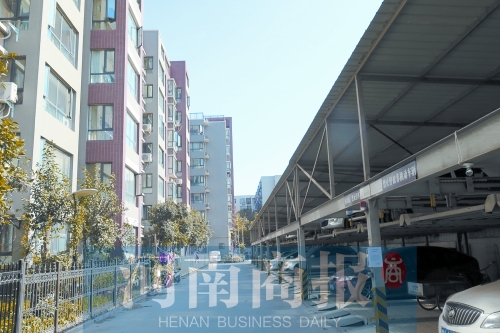 鄭州建設(shè)西路與工農(nóng)路交叉口西北角附近一小區(qū)內(nèi)，立體車庫已投入使用