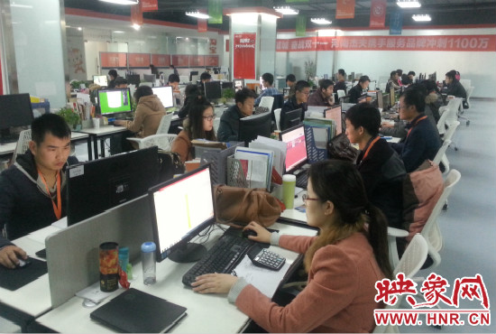 河南省電子商務(wù)產(chǎn)業(yè)園里，電商運(yùn)營(yíng)商河南杰夫成交3500萬(wàn)元，其中淘寶河南館占了七成。
