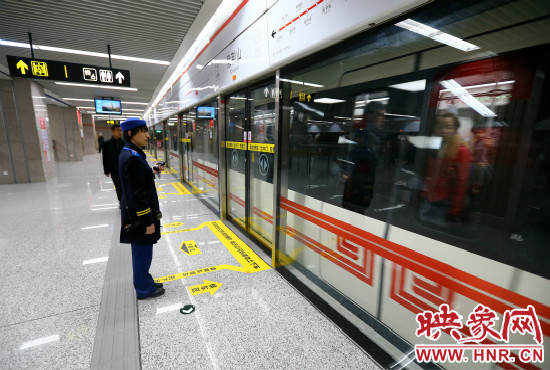 自11月29日起，鄭州地鐵將進(jìn)一步縮短行車間隔。