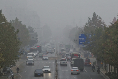 被霧、霾同時籠罩的市區(qū)道路