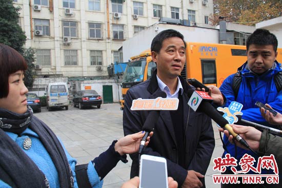 鄭州城市管理局行政執(zhí)法監(jiān)察支隊二大隊副大隊長杜陸水就“河南省人民會堂違法戶外廣告”一事，接受媒體采訪