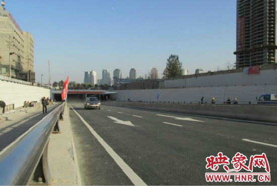 紅專路下穿中州大道隧道工程西起紅專路與姚寨路交叉口，東至紅專路與龍湖外環(huán)路交叉口。