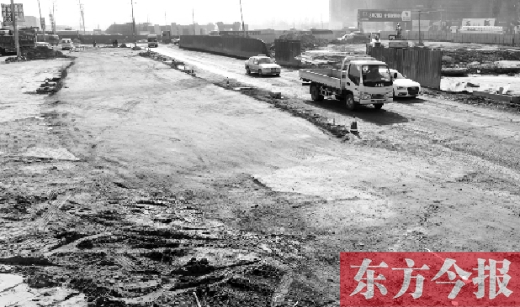 昨日，今報(bào)連續(xù)報(bào)道的鄭州南四環(huán)柴郭轉(zhuǎn)盤附近的大坑已基本填平