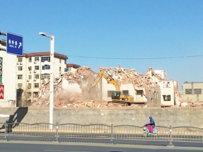 航海路秦嶺路口的閆垌村拆遷現(xiàn)場，看不到防塵措施。
