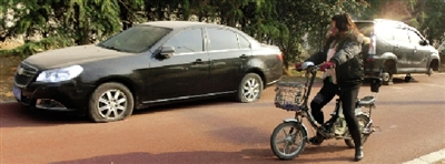 緊臨西三環(huán)一小區(qū)門口停的轎車，8輛車車胎被扎