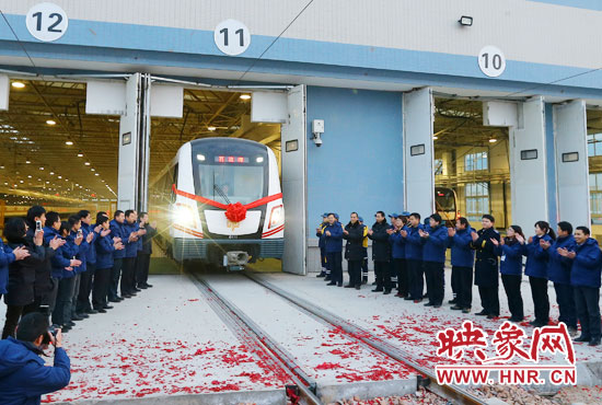 2013年12月28日鄭州地鐵第一班車發(fā)車。