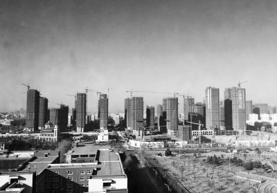 在鄭州市同一地點拍攝的照片，下為1月1日晴朗天氣，上為1月5日霧霾天氣。（拼接圖片）