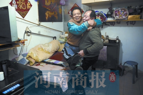 2015年1月15日，老鄰居抱起180斤重的高新海去坐三輪車(chē)，準(zhǔn)備出去轉(zhuǎn)轉(zhuǎn)