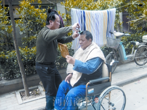 2011年8月18日，老鄰居給高新海剪發(fā)