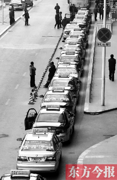 機(jī)場出租車等客區(qū)，停放的大部分都是藍(lán)色出租車