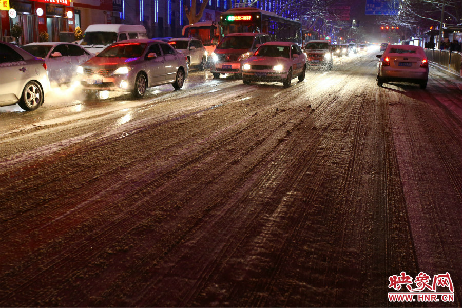 夜晚的雪路給出行的人們?cè)黾恿死щy。