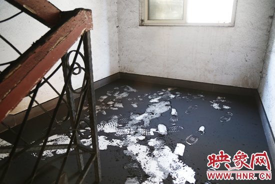 一樓到六樓的樓道內都是黑色的煙塵。
