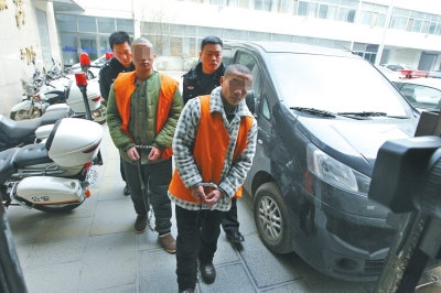 倆刑釋男子，冒充“富二代”，微信搜附近的人，專搶出入娛樂場所女性