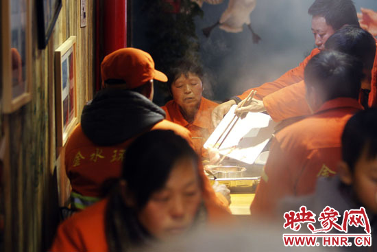 鄭州黃河路衛(wèi)生路附近一家火鍋店，宴請130名環(huán)衛(wèi)工人吃火鍋。