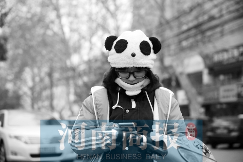 氣溫降了下來，不少人出行都裝備整齊