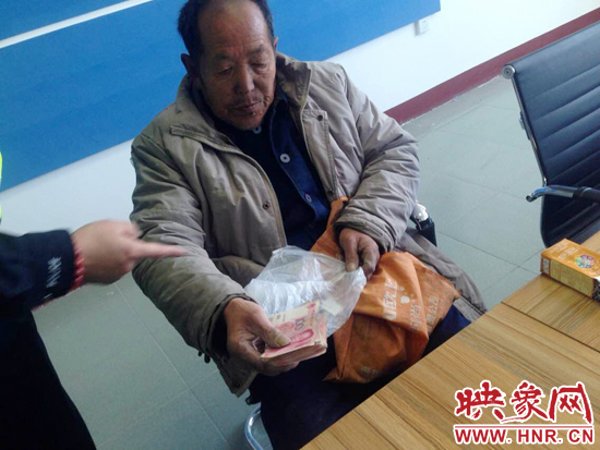 在把老人帶回駐地后，老人竟又從身上掏出幾千元現(xiàn)金要塞給民警。