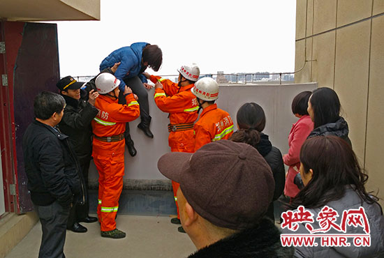 消防隊(duì)員和巡防隊(duì)員、民警將最后一名女子從樓頂救下。