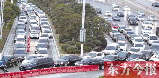 昨日，鄭州市福元路，車輛在僅剩的一條5米寬車道上堵得“不亦樂乎”