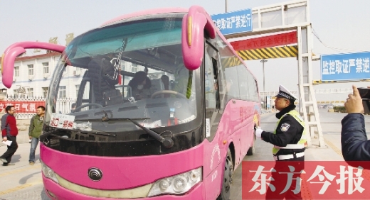 鄭州交警在鄭州黃河大橋安裝“機動車緝查布控系統(tǒng)”嚴(yán)查違法運輸行為，確保旅客安全。