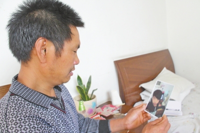 46歲的山村農(nóng)民祁振崗在失去兒子的同時(shí)，又陷入了“沒錢帶兒子回家”的揪心之痛中。