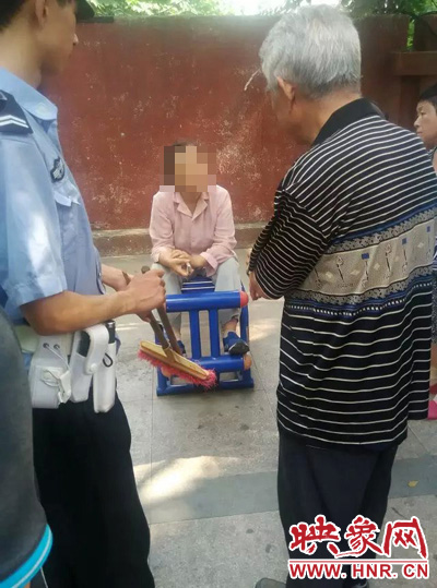 老太當(dāng)時坐在健身器材上做仰臥起坐，說環(huán)衛(wèi)工人影響她鍛煉身體了，便開始謾罵環(huán)衛(wèi)工人。