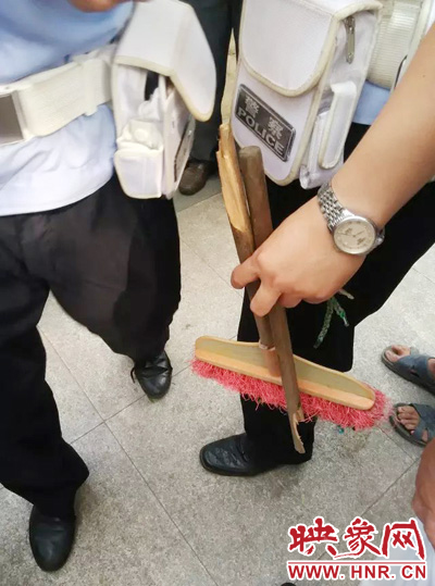 老太從環(huán)衛(wèi)工手中奪過掃帚，用腳踩斷，用力向環(huán)衛(wèi)工人的手上和腿上敲去。