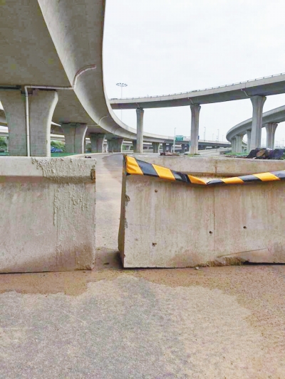  京廣快速路北延地面道路北三環(huán)入口處，一排石墩擋道，不讓入內(nèi)。