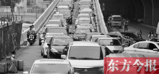 昨日，鄭州市大學路與隴海路交叉口處，因封閉施工，現場堵成停車場