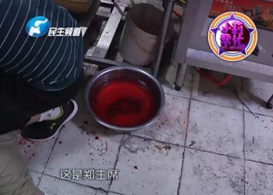 老板竟突然在廚房?jī)?nèi)割腕自殺!發(fā)現(xiàn)意外情況后，小莉趕緊對(duì)傷者進(jìn)行包扎，并撥打了120急救電話。
