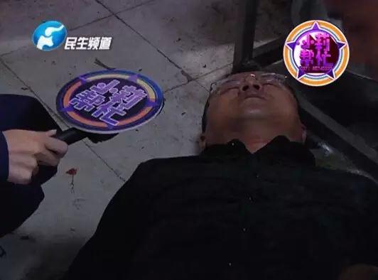 老板竟突然在廚房?jī)?nèi)割腕自殺!發(fā)現(xiàn)意外情況后，小莉趕緊對(duì)傷者進(jìn)行包扎，并撥打了120急救電話。