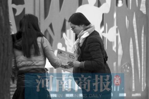 老師兼職辦培訓(xùn)班有償補(bǔ)課 退休教授年入近百萬(wàn)