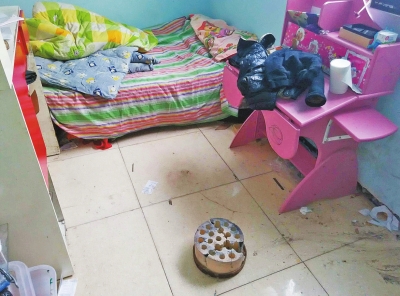 在理發(fā)店死者居住的臥室內(nèi)，地上放有一個(gè)大煤球。