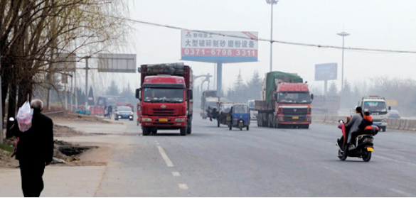 距離事故現(xiàn)場不遠(yuǎn)，仍有人騎電動(dòng)車帶著孩子橫穿馬路
