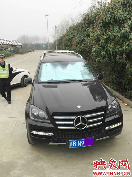 江西男子奔馳車中睡覺一氧化碳中毒，周口高速交警及時發(fā)現(xiàn)。