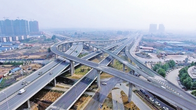 鄭州“最復(fù)雜立交”鄭新快速路全線通車(chē) 30多個(gè)出口可轉(zhuǎn)向