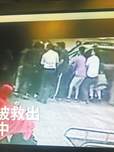 溫暖！女子鄭州街頭被卷入車底 大伙抬車施救