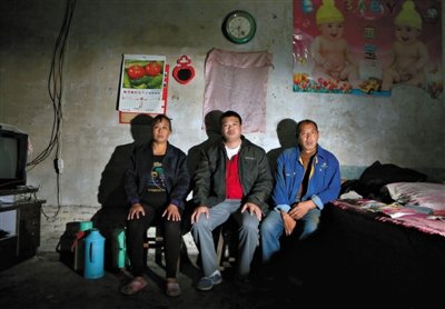 10月18日，自鋸病腿的鄭艷良所在的保定市清苑縣東臧村，有多家農(nóng)戶大病難醫(yī)，村民王新建（中）得了白血