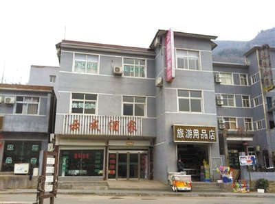 今年，胡萬林涉嫌非法行醫(yī)的地點(diǎn)，就在這座農(nóng)家賓館內(nèi)。