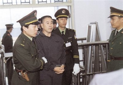 2000年9月30日，河南商丘，胡萬林被法警押上法庭。