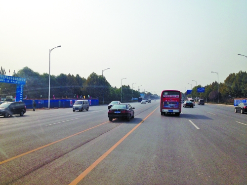 鄭開大道上隨處可見車輛駛入雙黃線超車,很危險。