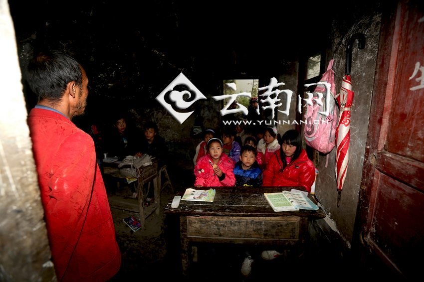 小學(xué)里只有兩個(gè)班，大點(diǎn)的孩子無(wú)法升入高年級(jí)，只得從一年級(jí)再讀起，就像復(fù)讀機(jī)。