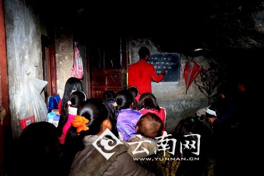 由于受到當(dāng)?shù)厝似缫?，大鍋圈的孩子們沒(méi)有外出求學(xué)的機(jī)會(huì)，只能在這樣的簡(jiǎn)易房里學(xué)習(xí)