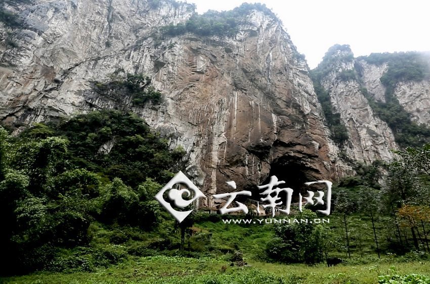 大鍋圈小學(xué)就建在這樣一個(gè)懸崖絕壁邊上。