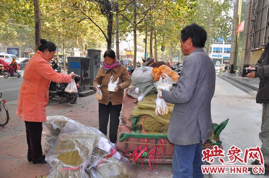 在賣(mài)粉條的時(shí)候,還有市民給他們送飯。