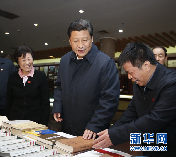26日上午，習(xí)近平在孔子研究院參觀考察。新華社記者鞠鵬 攝
