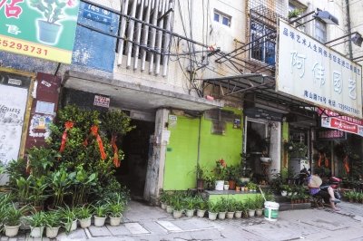 今年8月，當(dāng)年于英生妻子被殺案發(fā)生地——蚌埠市南山路一處臨街一樓的三室一廳——目前已經(jīng)成為一個花店。
