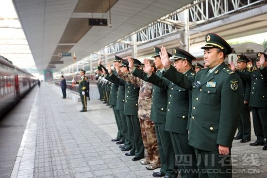 全國(guó)抗震救災(zāi)模范王凱率13集團(tuán)軍常委為退伍老兵送行。