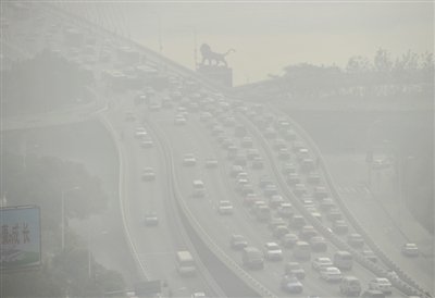 昨日，南昌市八一大橋被霧霾籠罩。 新華社發(fā)